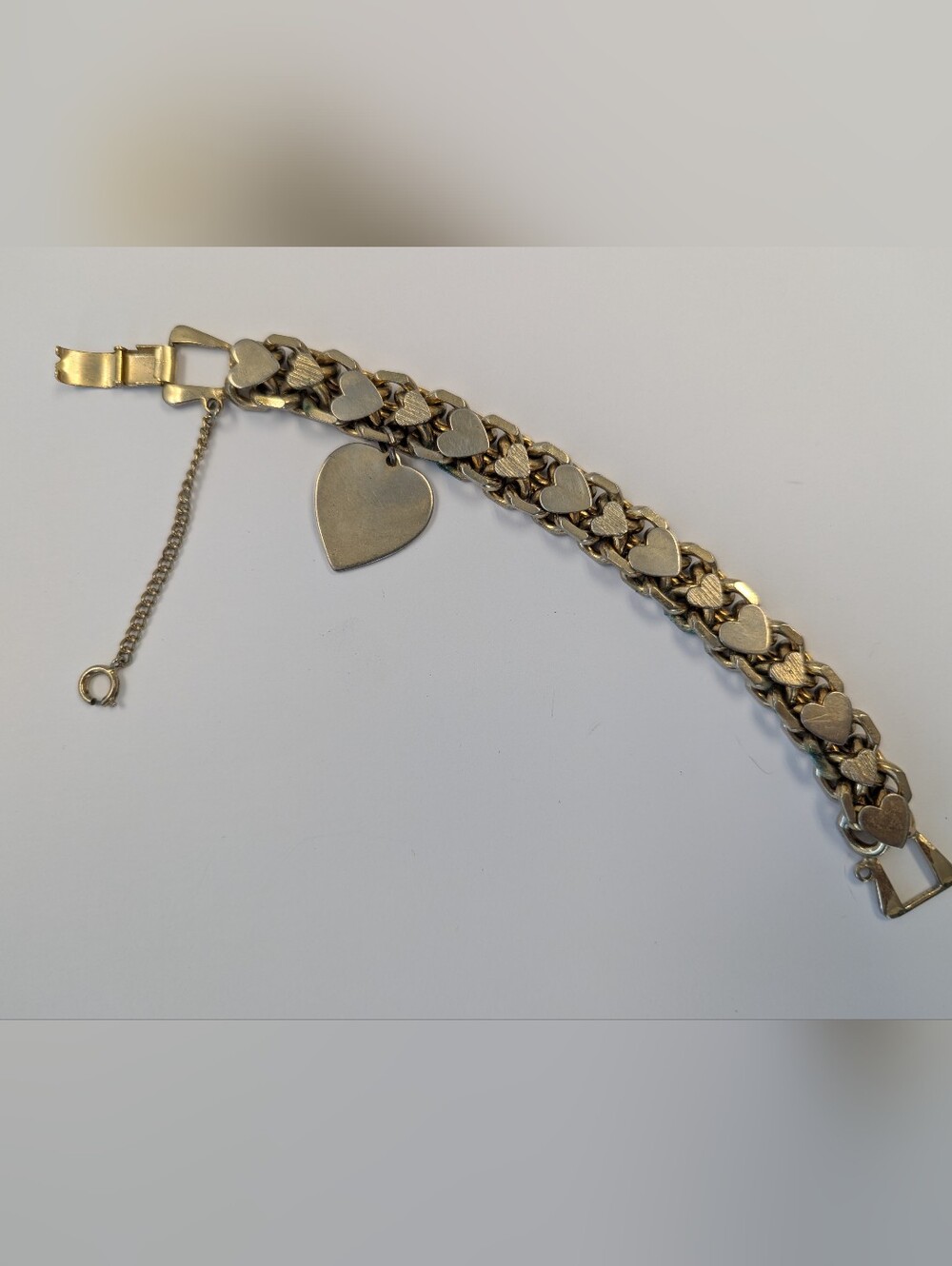 VTG GOLD TONE HEART CHARM BRACELET